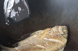煎鱼怎么不粘锅不掉皮,掌握这些技巧轻松变大厨！