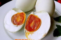 腌咸鸭蛋出油的方法用盐和酒,蛋黄油润——腌咸鸭蛋出油绝技
